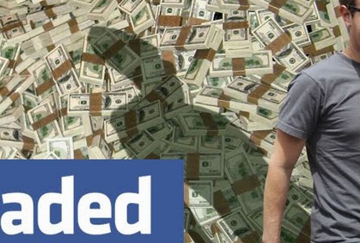 Mark Zuckerberger à frente de uma montanha de dinheiro ilustra nosso artigo sobre: Como impedir que o Facebook espione seus dados de navegação .